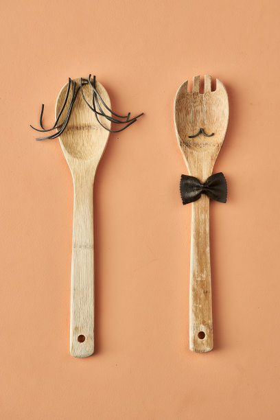 卡通女孩和男人组成的farfalle意大利面和木勺，概念摄影的食物博客或广告图片下载