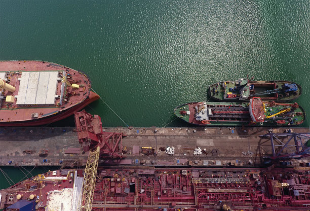 在港口的船只和油轮图片下载