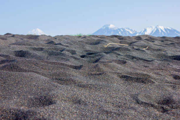 火山背景上的黑色火山沙图片下载