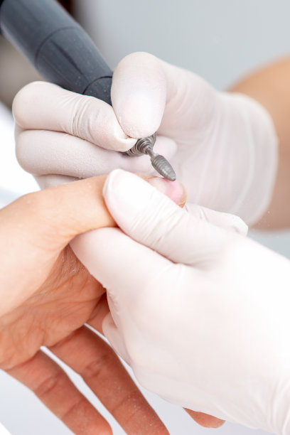 美甲师使用电动美甲机图片下载