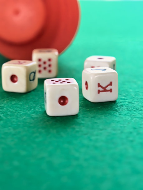 绿色桌布上的扑克骰子游戏图片下载