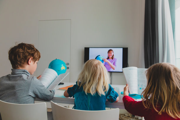 孩子们学习远程。孩子们在家上在线课程图片下载