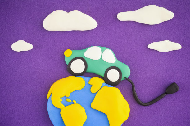 电动汽车绕着地球行驶图片下载