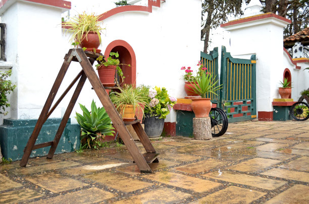 乡村住宅的内庭院图片下载