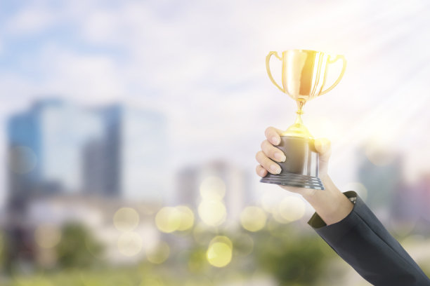 商界女性手持奖杯图片下载