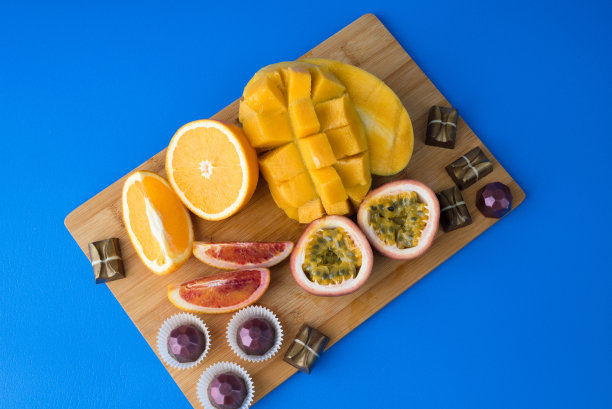 热带水果。巧克力糖果。图片下载