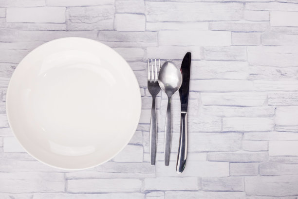 清空白色盘子和厨具图片下载