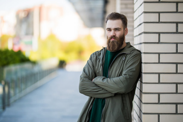 一个满脸胡须的凶残男子走在街上的肖像。图片下载