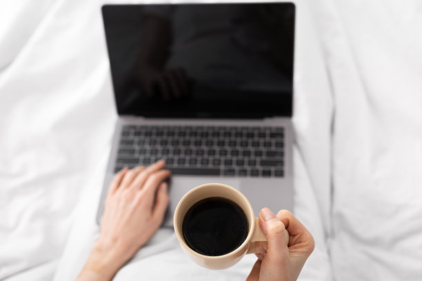 喝着咖啡，用笔记本上网的女人图片下载