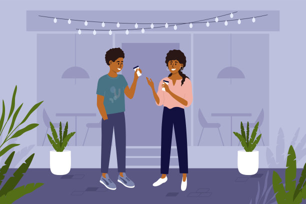 黑人男子和女人手拿咖啡杯，一起站在咖啡馆外的街道上图片下载