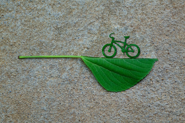 自行车剪绿叶，为地球清洁能源图片下载