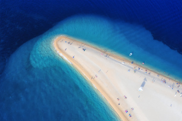 克罗地亚。海岸作为俯视图的背景。空气中的蓝色水背景。赫瓦尔岛上著名的地方。夏日海景无人机。旅行——形象图片下载