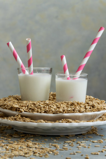 新鲜燕麦牛奶饮料。健康营养成分，乳制品主题图片下载
