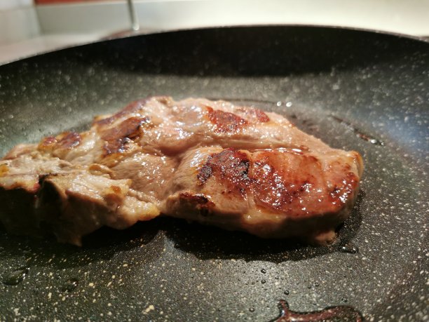 平底锅上的菲力牛排图片下载
