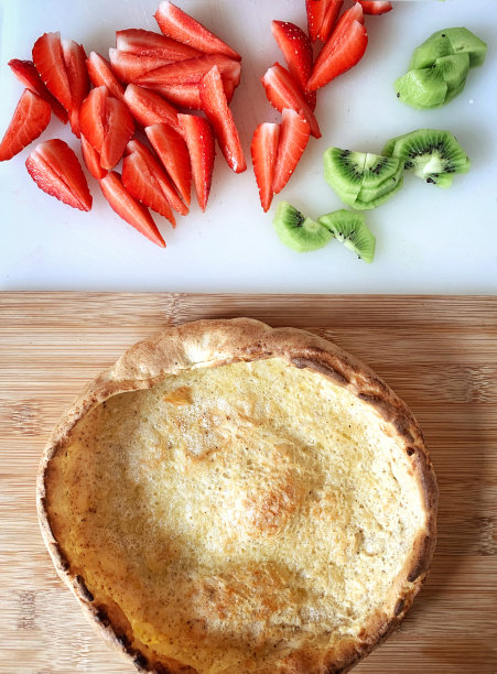 荷兰婴儿煎饼，草莓片和猕猴桃图片下载