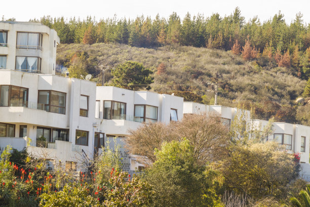 外立面的房子和部门在山上图片下载