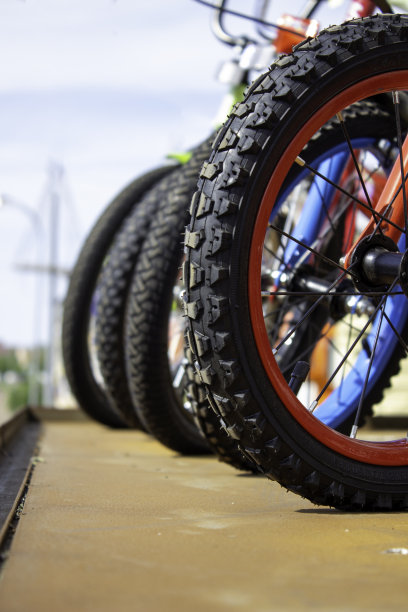 自行车店自行车排，关闭自行车轮子图片下载