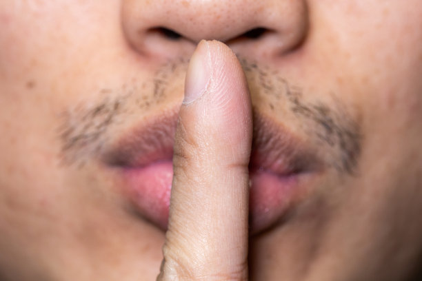 男人的手指放在嘴唇上图片下载