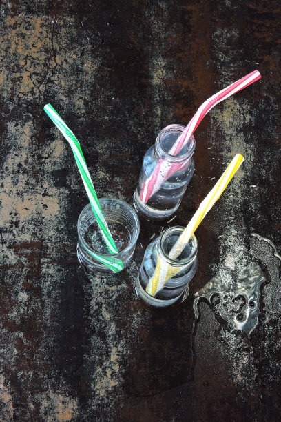 矿泉水在玻璃瓶和玻璃。图片下载