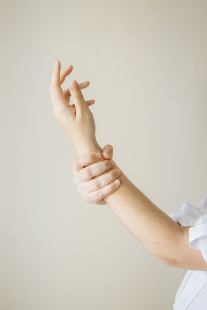 一只手往上伸，另一只手捏它图片下载