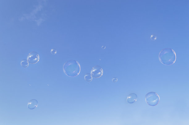 湛蓝晴朗的天空里，可爱的肥皂泡飞舞图片下载