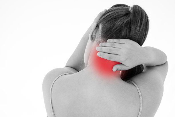 在孤立的白色背景上，有红点的女性感觉疲惫，遭受颈部和头部疼痛和受伤的黑白照片。医疗保健理念。图片下载