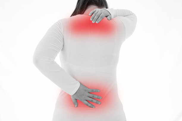 在孤立的白色背景上有红点的黑白照片上的女人感到疲惫和遭受颈部和背部疼痛和受伤。医疗保健理念。图片下载