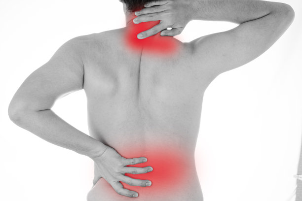 在孤立的白色背景上，有红点的黑白照片上的男人感到疲惫，脖子和背部疼痛和受伤。医疗保健理念。图片下载