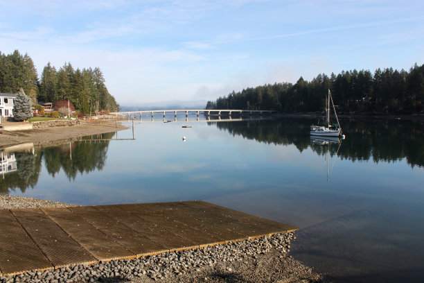 华盛顿州葡萄藤镇Fair Harbor Marina附近的船坡道图片下载