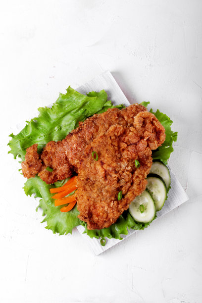 维也纳炸肉排裹上面包屑，配上新鲜蔬菜图片下载