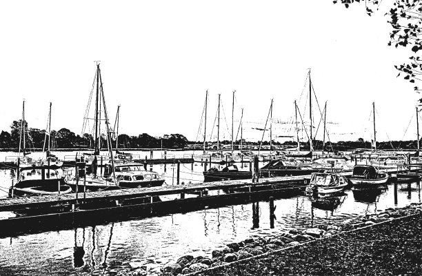 停泊着帆船和游艇的港口。海景观。图片下载