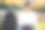 一个十几岁的男孩在学校下课后在公园里用智能手机玩网络游戏图片下载