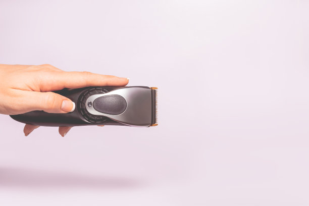 在时尚的颜色背景下使用剪切工具，有拷贝空间和柔和的光线。时尚专业理发师理发工具，美发师沙龙概念，理发配件图片下载