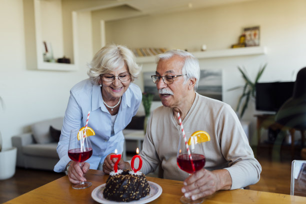 老妇人用蛋糕给丈夫一个惊喜图片下载