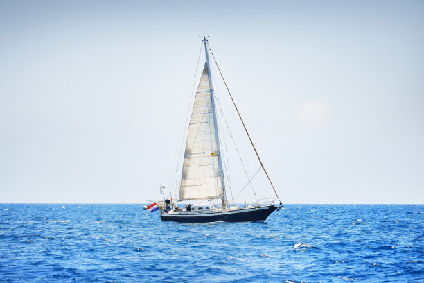 在晴朗的日子里，优雅的荷兰游艇在地中海的平静水域中航行。田园诗般的海景。暑假，休闲活动，体育娱乐，私人wessel图片下载