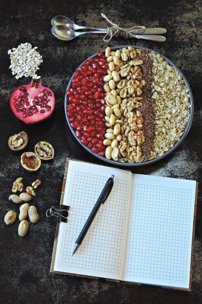 早餐一碗有坚果和石榴的燕麦粥。图片下载