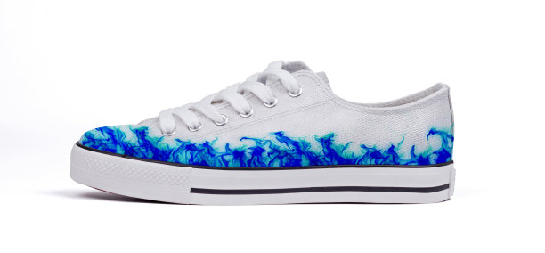 单鞋孤立在白色背景-火焰，蓝色图片下载