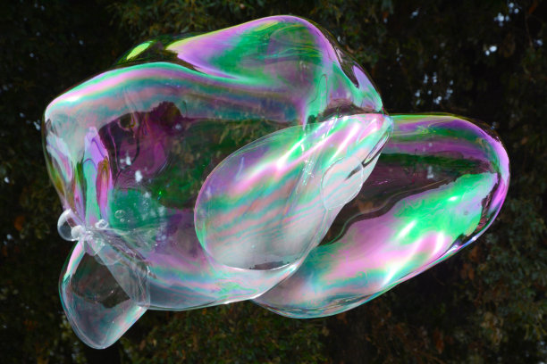 大泡泡漂走了图片下载