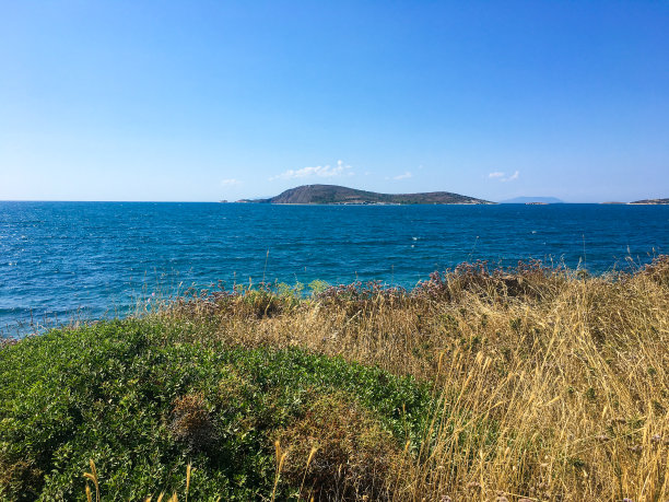 令人惊叹的海景，蓝天，树木和许多岛屿。土耳其/İ世界/恰城对妇女实施(phokaia)图片下载