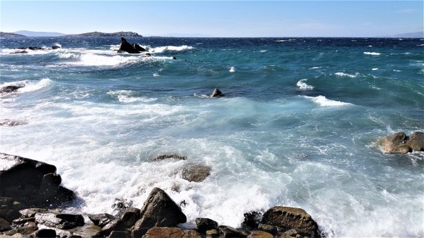 米科诺斯镇令人难以置信的风景，大海和希腊岛屿上令人惊叹的海岸线图片下载