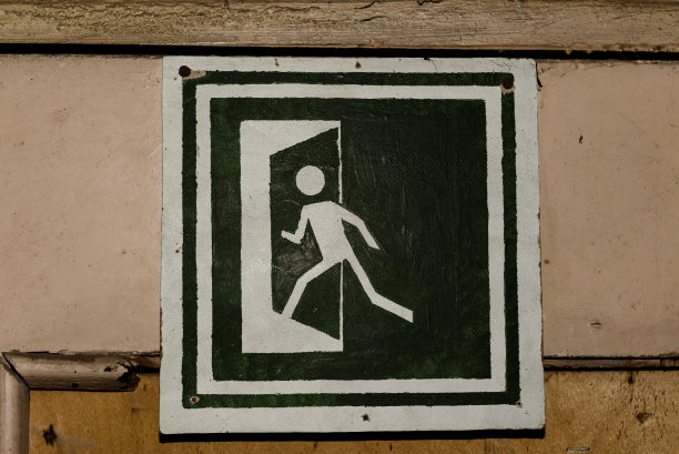 黑色门道上方的旧紧急出口标志图片下载
