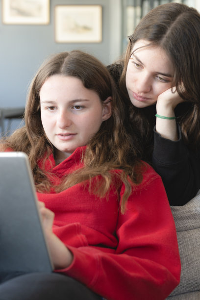 十几岁的女孩和一个数码平板电脑图片下载