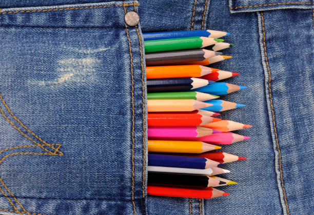 蓝色牛仔裤口袋里的一套彩色铅笔图片下载