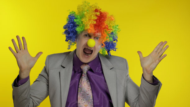 小丑商人企业家跳舞，庆祝，在工作时做鬼脸图片下载