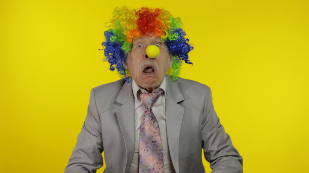 年长的小丑商人企业家老板做鬼脸。本空间图片下载