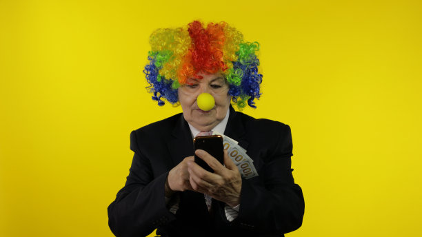 小丑女商人自由职业者通过使用智能手机获得收入图片下载