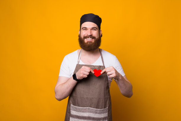 年轻厨师手捧红纸心的照片，我爱食物图片下载