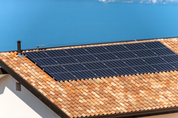 屋顶上的太阳能电池板-可再生能源图片下载