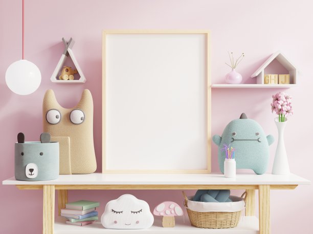 模拟海报在儿童房内部，海报在空的粉红色墙背景。图片下载