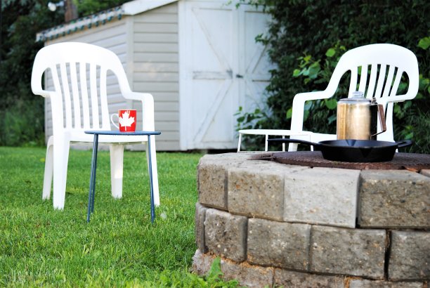 后院火坑与一个煎锅和咖啡壶在火-白色露台椅子户外早餐图片下载